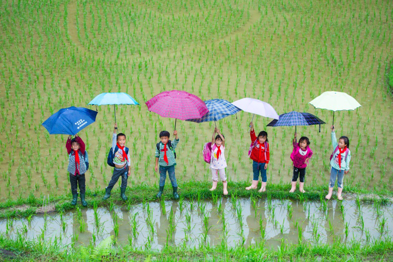 再生雨鞋陪伴山区儿童上学路