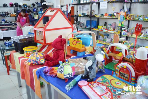 丰富的儿童玩具；上图左边靠后的柜子有滑板、旱冰鞋等体育用品。