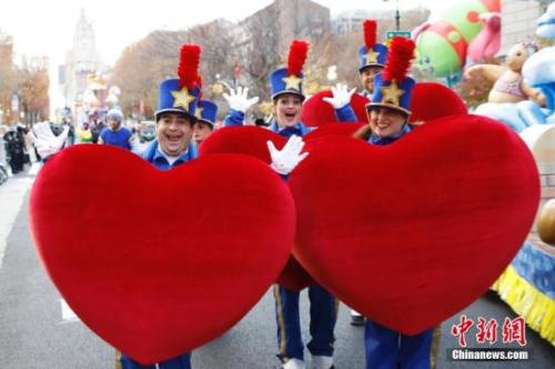 图1 2016年11月24日，第90届梅西百货感恩节大游行在美国纽约举行。